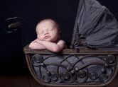 Photo nouveau-ne Photographie de bébé dans son landau antique