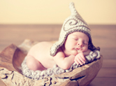 Photo nouveau-ne Photo artistique de bébé dans une coquille