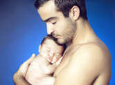Photo nouveau-ne Photo studio de bébé dans les bras de papa