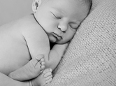 Photo nouveau-ne Photo de bébé en noir et blanc