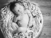 Photo nouveau-ne Photo noir et blanc de bébé dans une corbeille