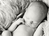 Photo nouveau-ne Photo noir et blanc de bébé dormant