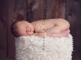 Photo nouveau-ne Photo studio de bébé sur un tabouret