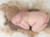Photo nouveau-ne Photo artistique de bébé dormant sur le ventre