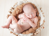Photo nouveau-ne Photo de bébé dans une corbeille en bois
