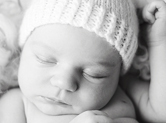 Photo nouveau-ne Photographie de bébé en noir et blanc