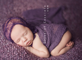 Photo nouveau-ne Photographie de nouveau-né tout de violet vêtu