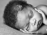 Photo nouveau-ne Photo noir et blanc artistique de bébé.
