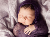 Photo nouveau-ne Photo de bébé enroulé dans un textile violet