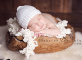Photo nouveau-ne Photographie studio de bébé dans sa coquille
