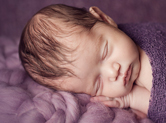 Photo nouveau-ne photographe bébé avec accessoires