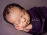 Photo nouveau-ne Photo studio de bébé dans un univers violet
