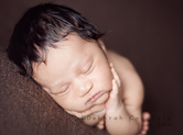 Photo nouveau-ne Cliché de bébé dormant les 2 mains sur son visage