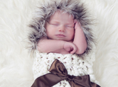 Photo nouveau-ne Photo de naissance : bébé dans cocon textile