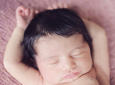 Photo nouveau-ne Photographie de bébé étendu endormi