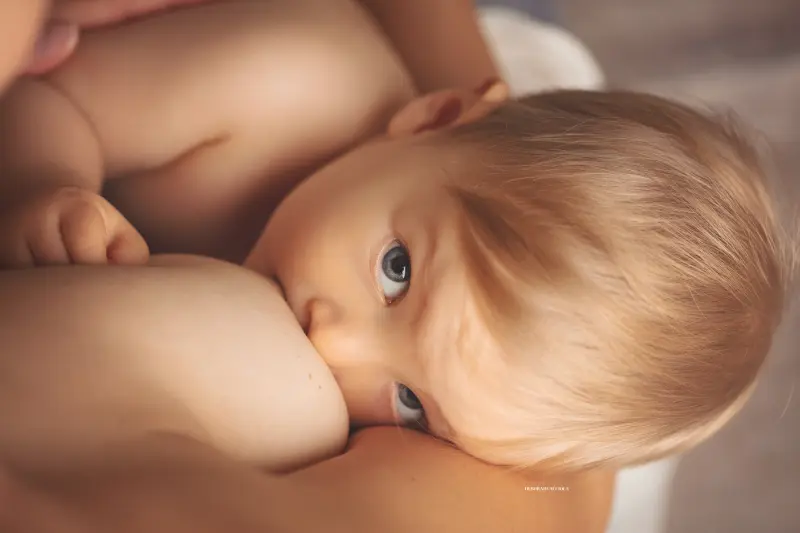 baby session in Orléans, France - tender baby portrait, wide natural composition, soft colors