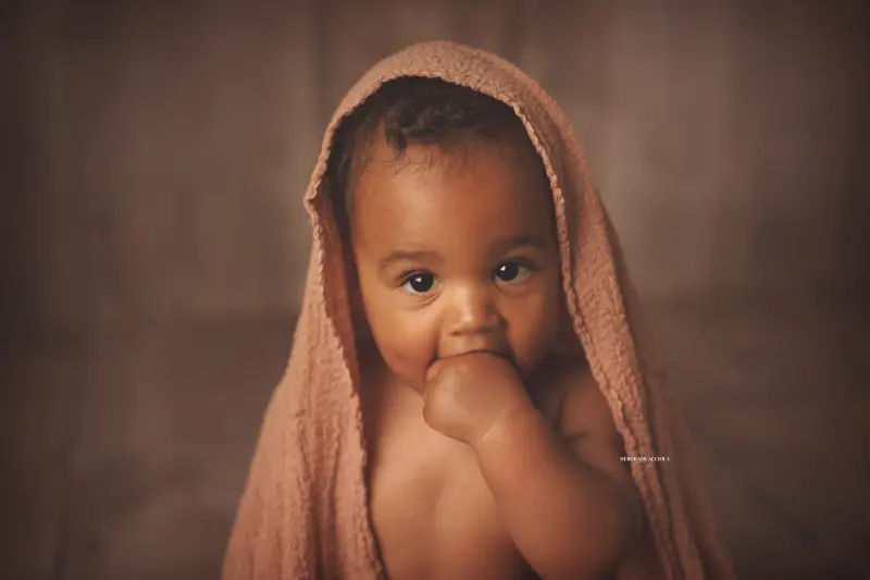 baby photo studio Orléans, France: baby in studio, soft panoramic scene, natural result