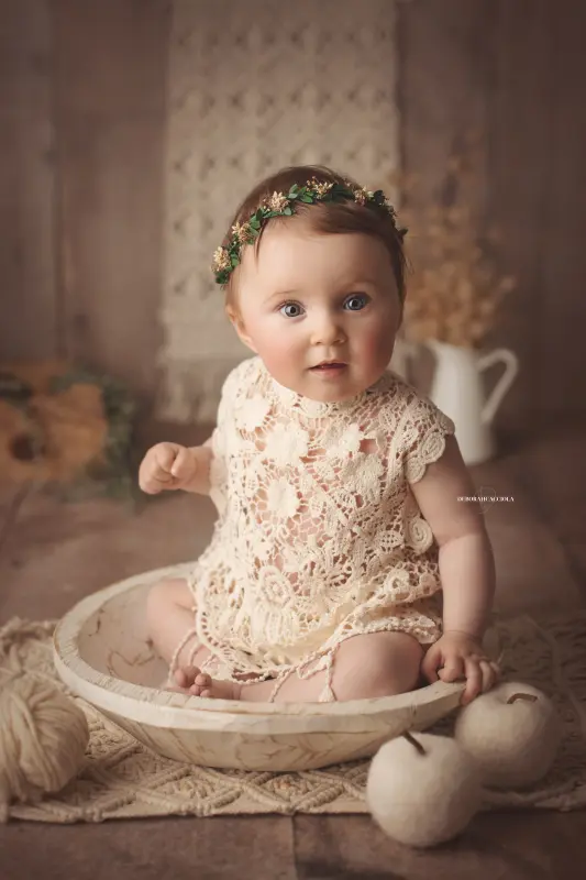 baby session in Orléans, France - awake baby, polished vertical portrait, natural result