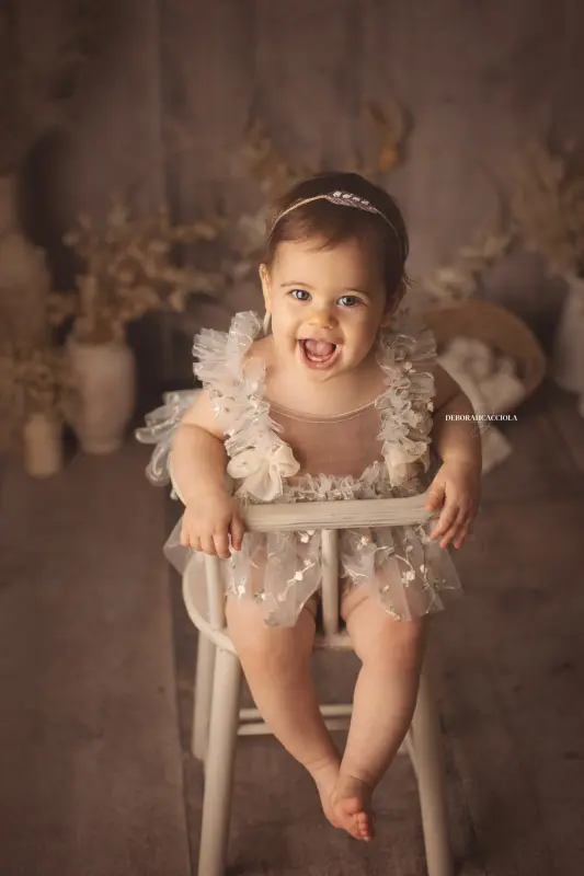 baby photo studio Orléans, France: baby in studio, soft vertical framing, soft colors