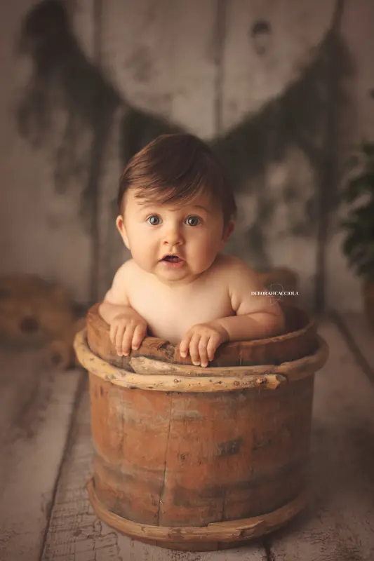 baby photo studio Orléans, France: baby in studio, soft vertical framing, light palette