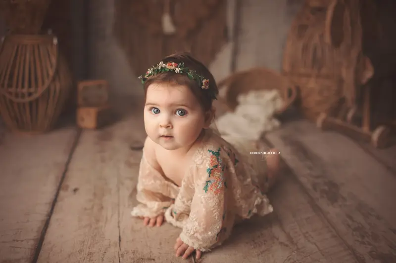 baby photo studio Orléans, France: baby in studio, soft panoramic scene, balanced colors