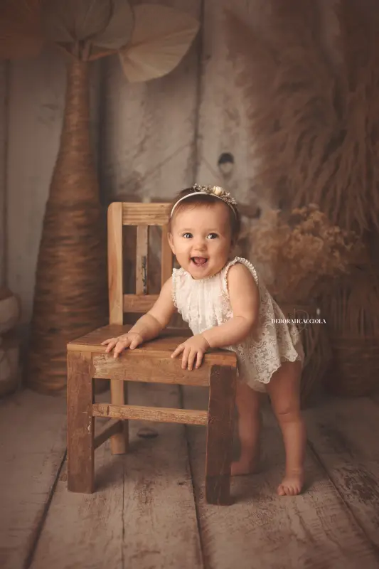 baby portrait in Orléans, France: awake baby, polished vertical portrait, natural tones