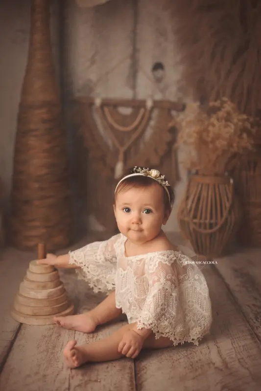 baby photo studio Orléans, France: baby in studio, soft vertical framing, soft colors