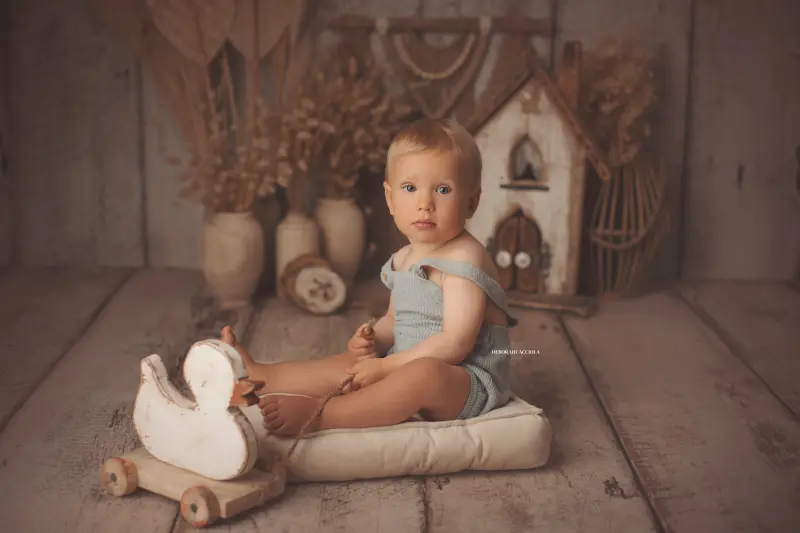 baby portrait Orléans, France: soft moment with baby, balanced horizontal framing, natural tones