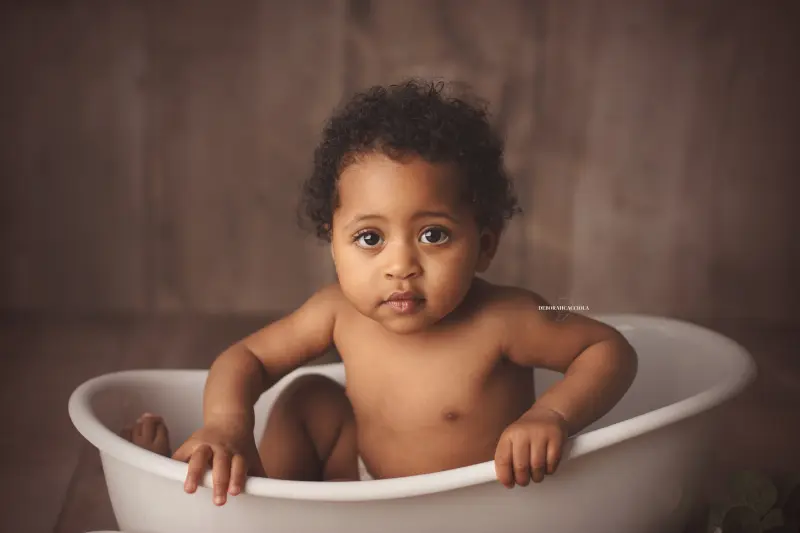 baby photo studio Orléans, France: baby in studio, soft panoramic scene, natural result