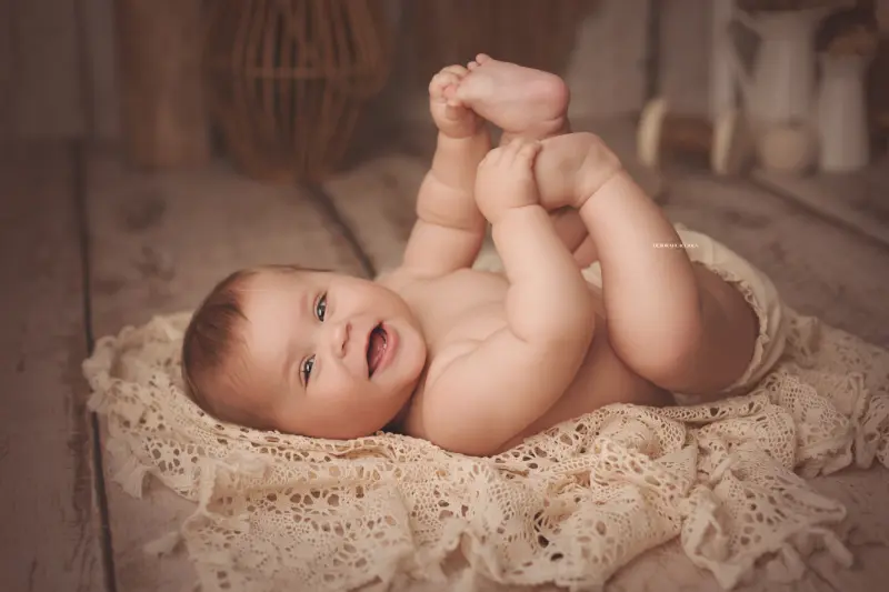 baby photo studio Orléans, France: soft moment with baby, balanced horizontal framing, natural tones