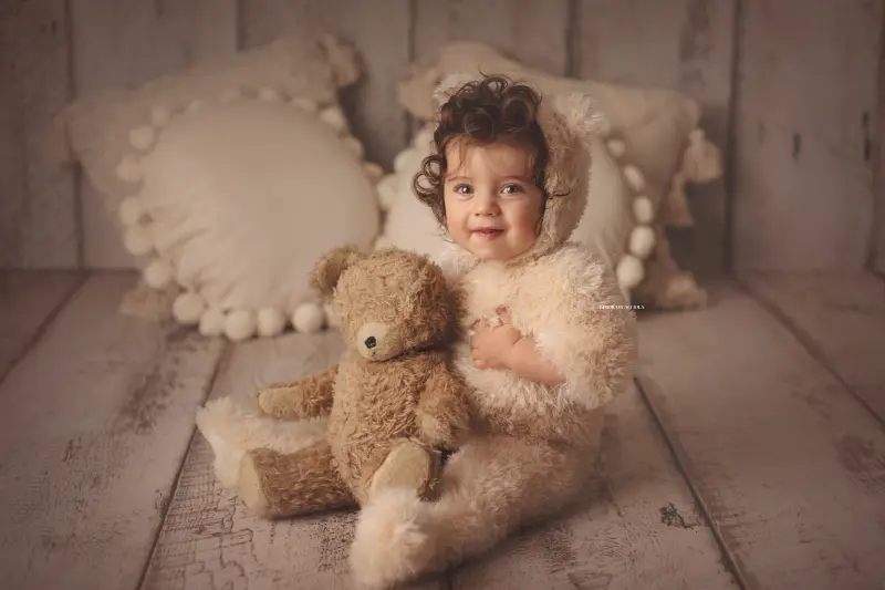 baby portrait in Orléans, France: awake baby, harmonious wide shot, balanced colors