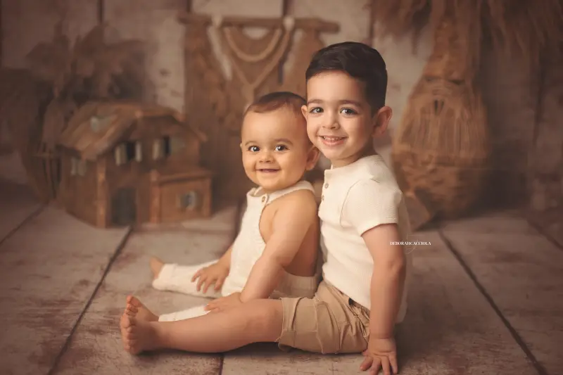 baby portrait Orléans, France: soft moment with baby, balanced horizontal framing, natural tones