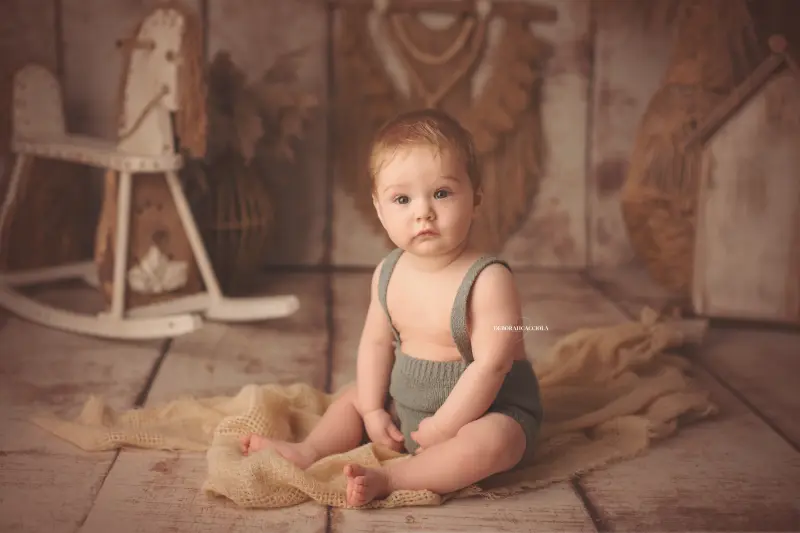 baby session in Orléans, France - tender baby portrait, wide natural composition, light palette
