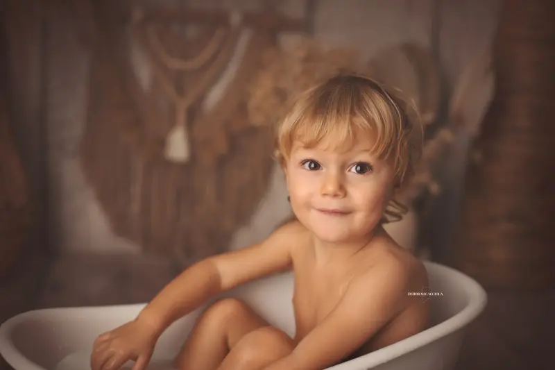 birthday session in Orléans, France: birthday moment, wide natural composition, light palette