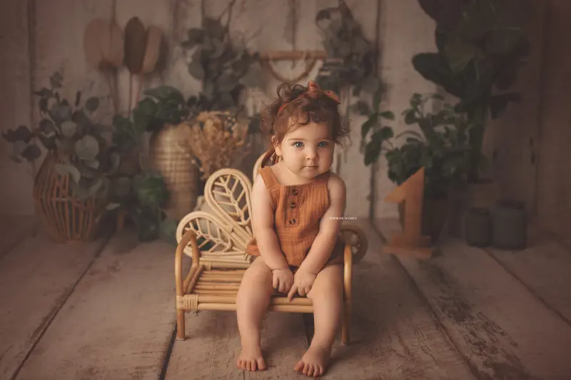 birthday photo studio Orléans, France: festive studio moment, balanced horizontal framing, light palette