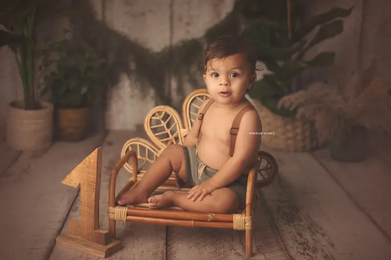 birthday session in Orléans, France: birthday moment, wide natural composition, soft colors
