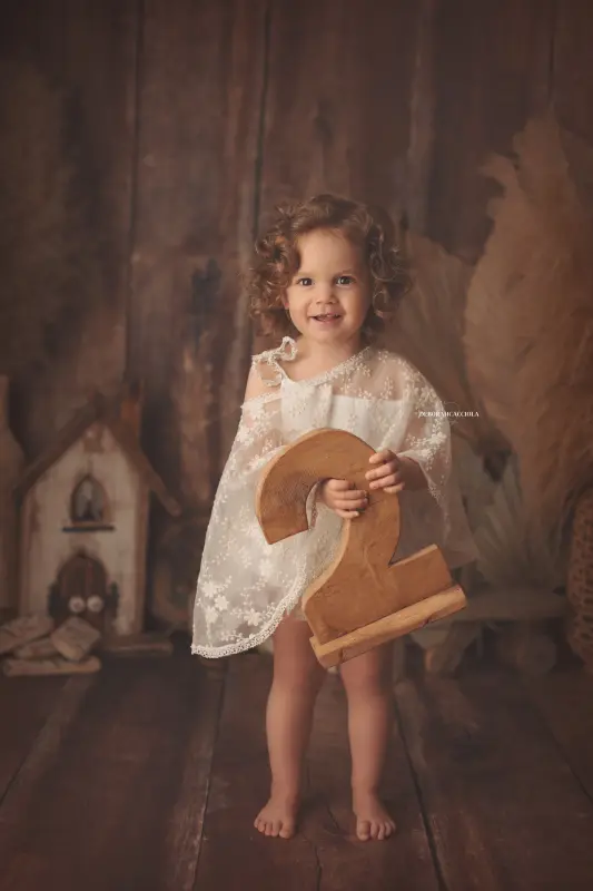 birthday session Orléans, France: birthday moment, soft vertical framing, light palette