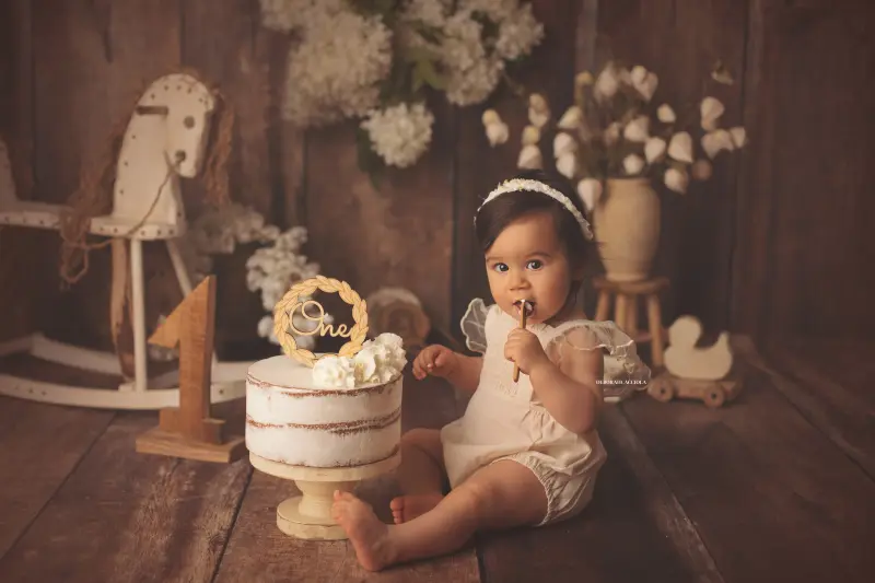 birthday session in Orléans, France: birthday moment, wide natural composition, balanced colors