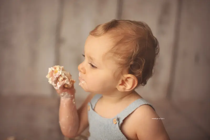 birthday portrait in studio in Orléans, France: celebration portrait, soft panoramic scene, soft colors