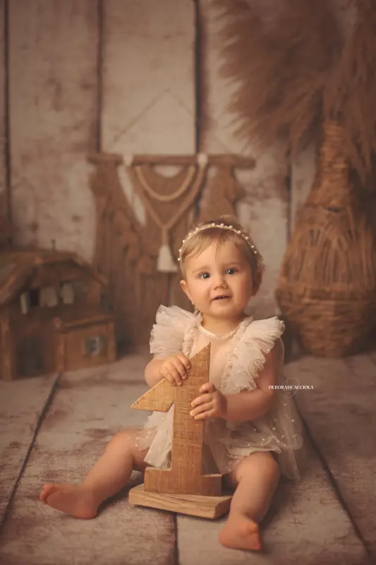 birthday session Orléans, France: birthday moment, soft vertical framing, soft colors