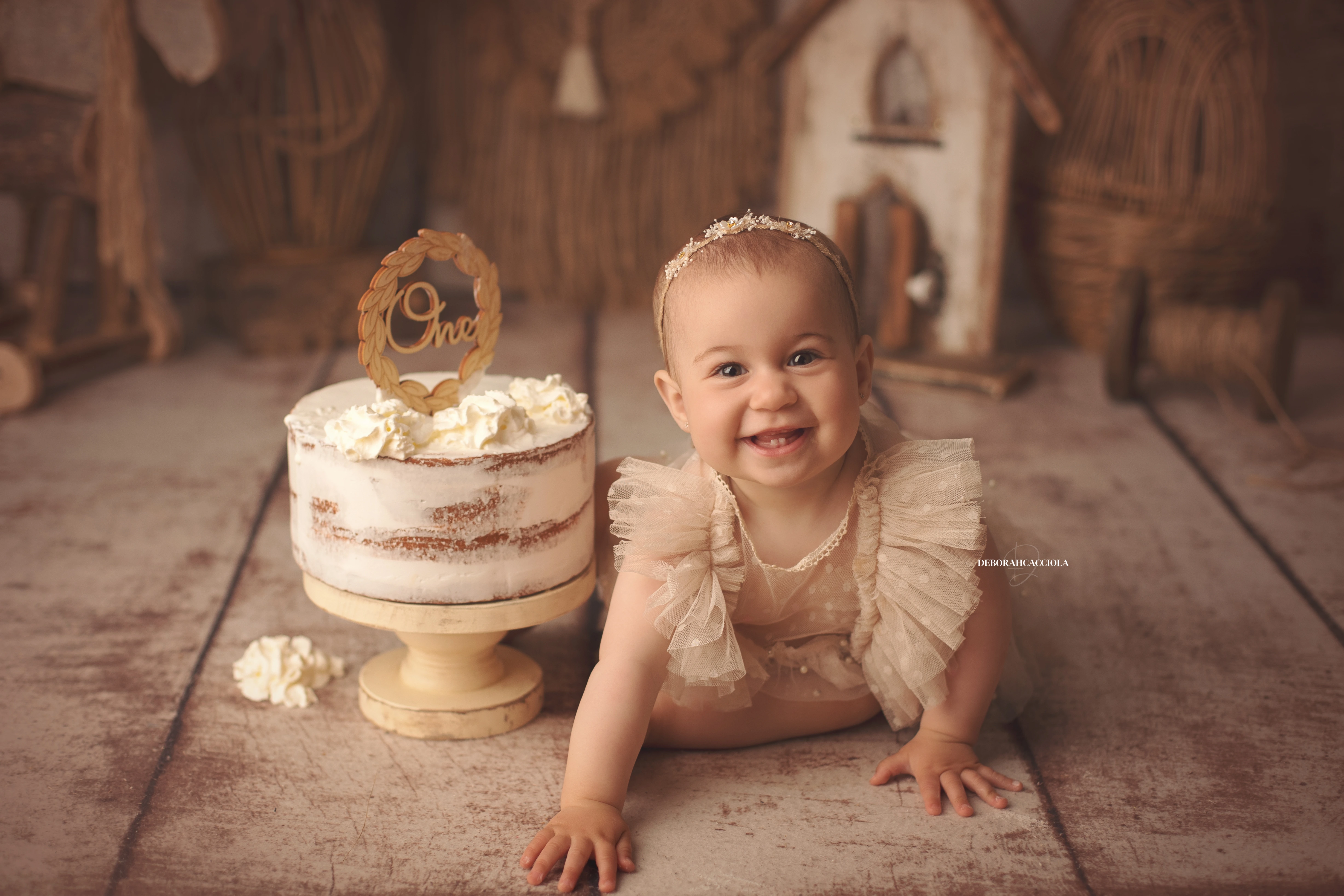birthday session in Orléans, France: birthday moment, harmonious wide shot, soft colors