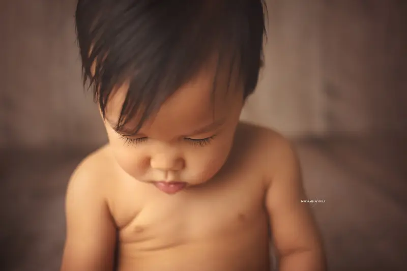 birthday session in Orléans, France: birthday moment, wide natural composition, soft colors