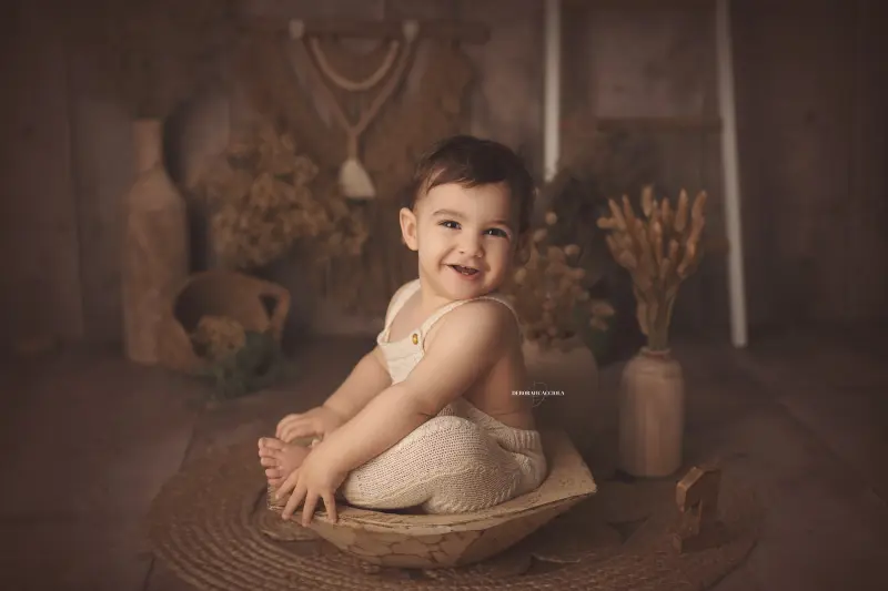 birthday session in Orléans, France: birthday moment, harmonious wide shot, light palette
