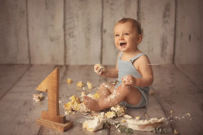 birthday photo studio Orléans, France: festive studio moment, soft panoramic scene, light palette