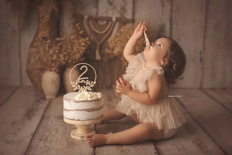 birthday session in Orléans, France: birthday moment, wide natural composition, natural tones