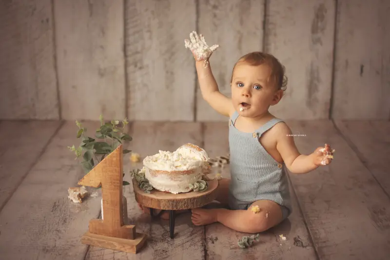 birthday photo studio Orléans, France: festive studio moment, soft panoramic scene, soft colors