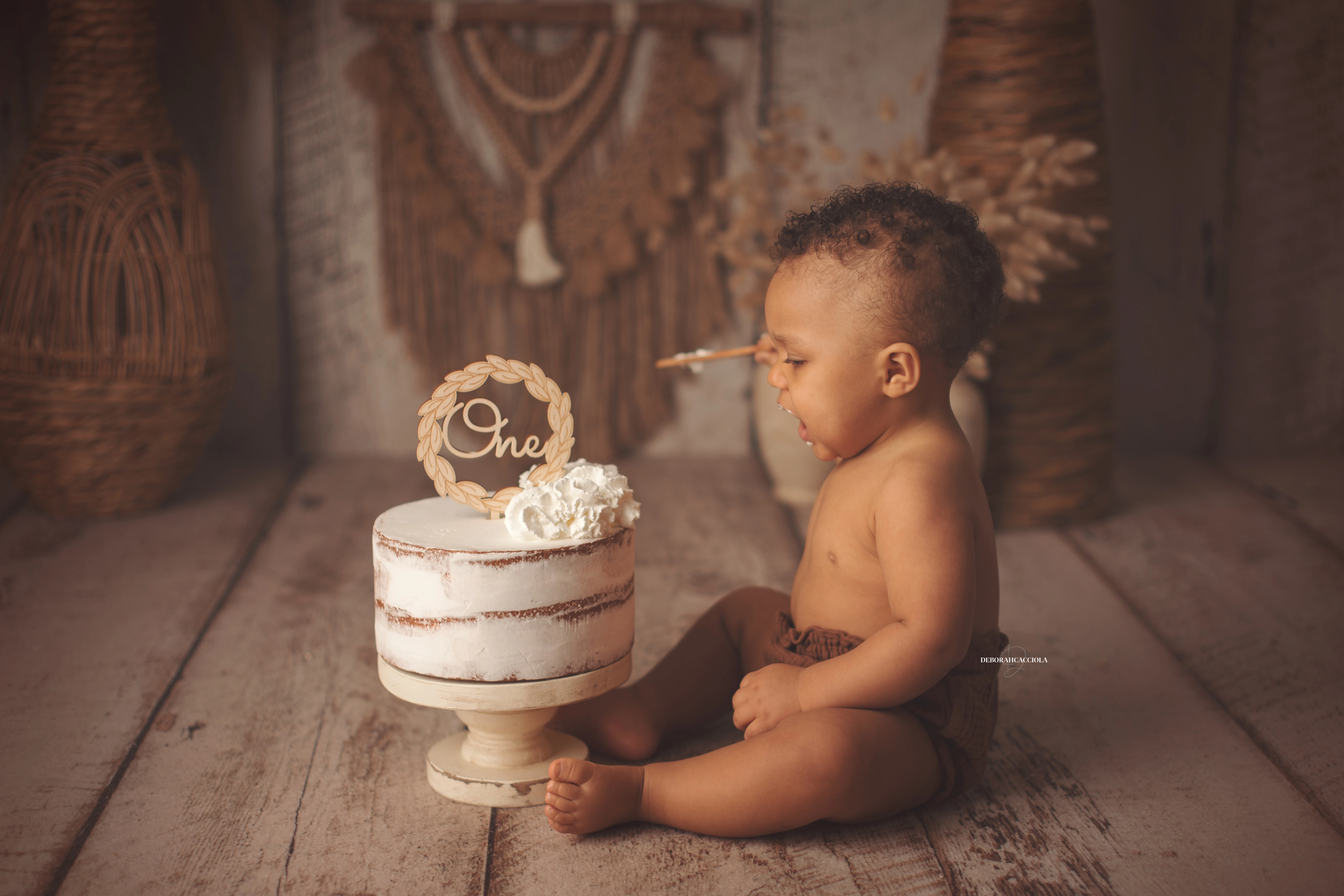 birthday session Orléans, France: birthday moment, balanced horizontal framing, light palette