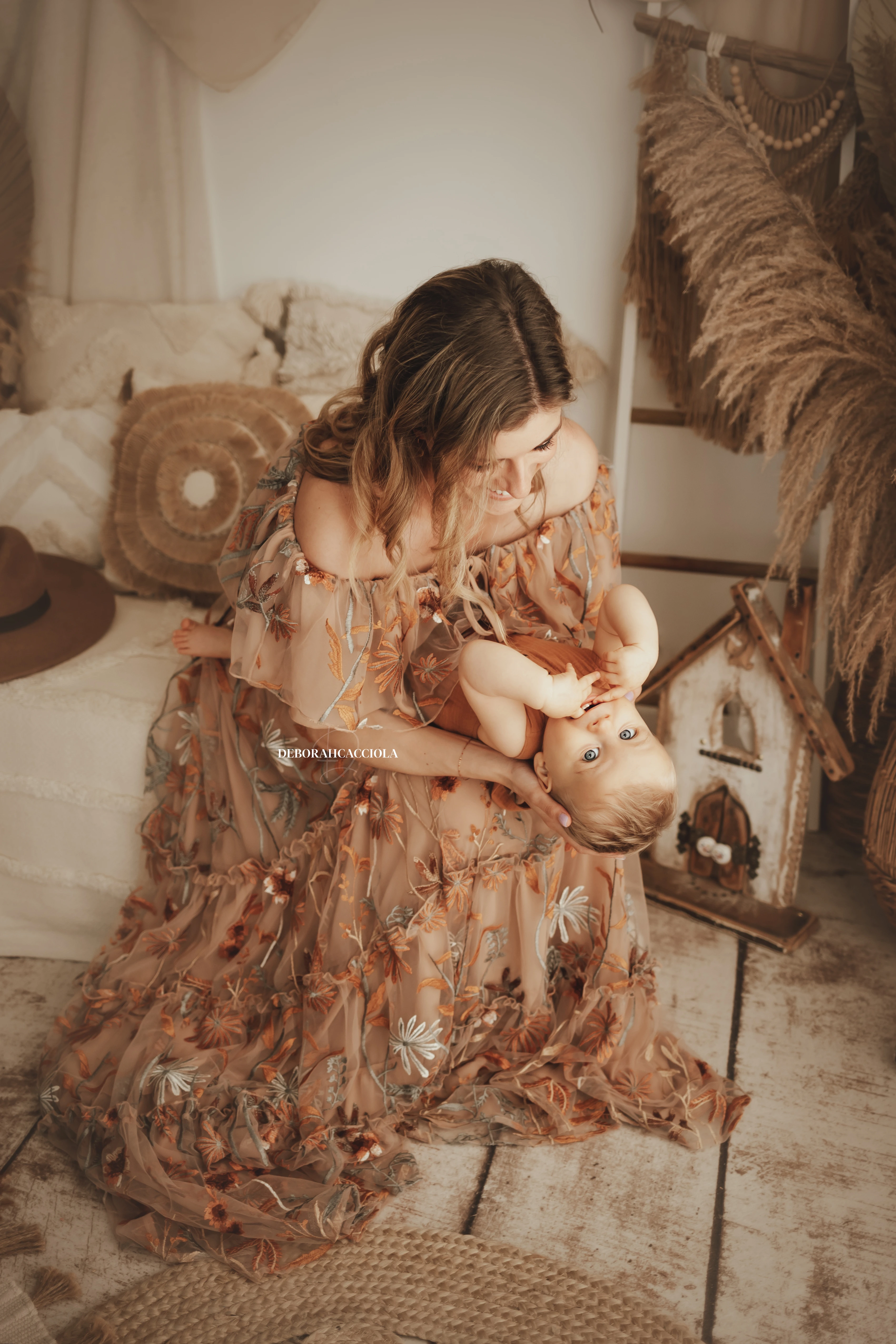 bohemian photo studio Orléans, France: elegant bohemian-style scene, elegant close composition, light palette