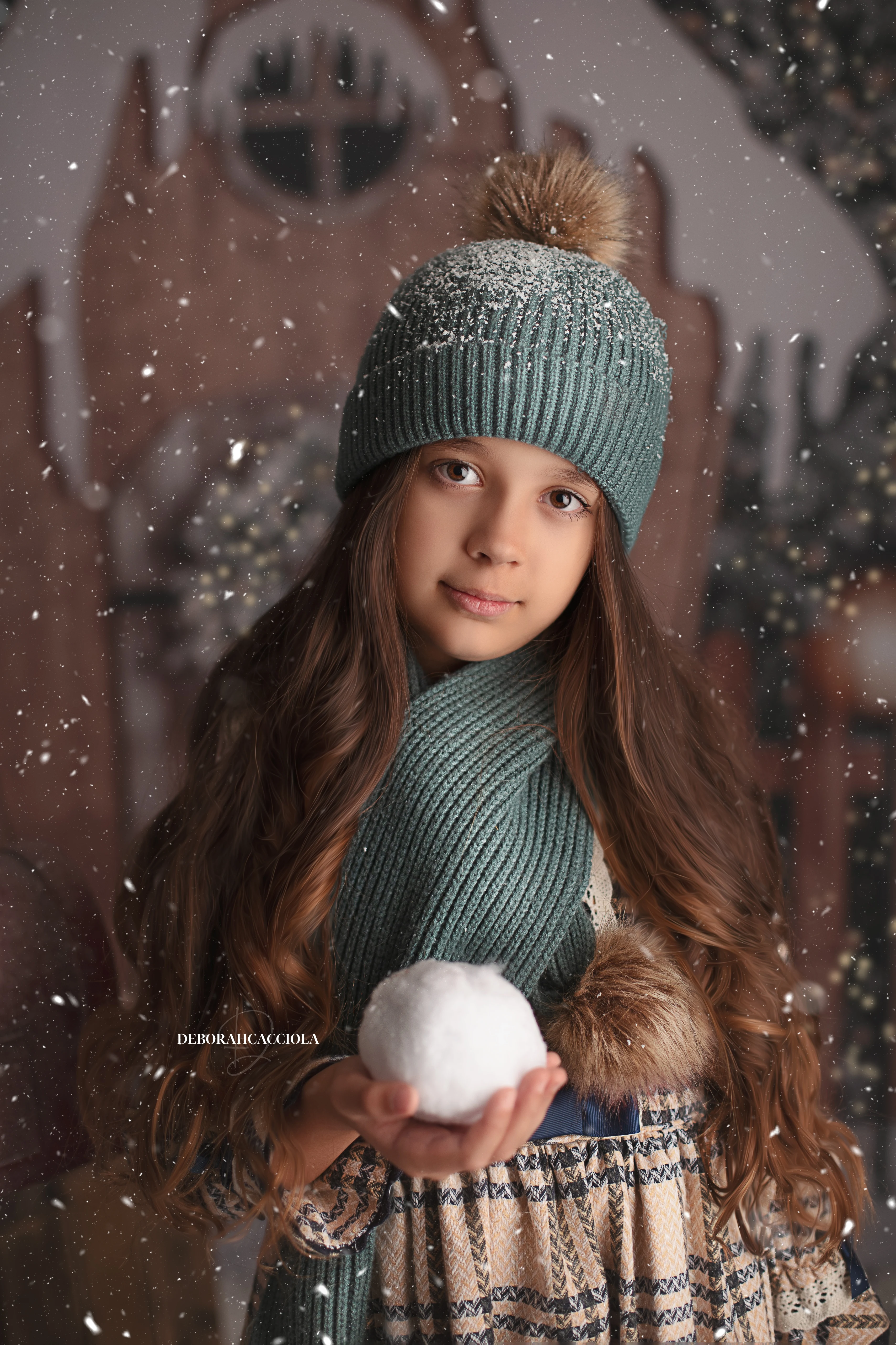 Christmas session in studio in Orléans, France: portrait in a Christmas setting, soft vertical framing, balanced colors