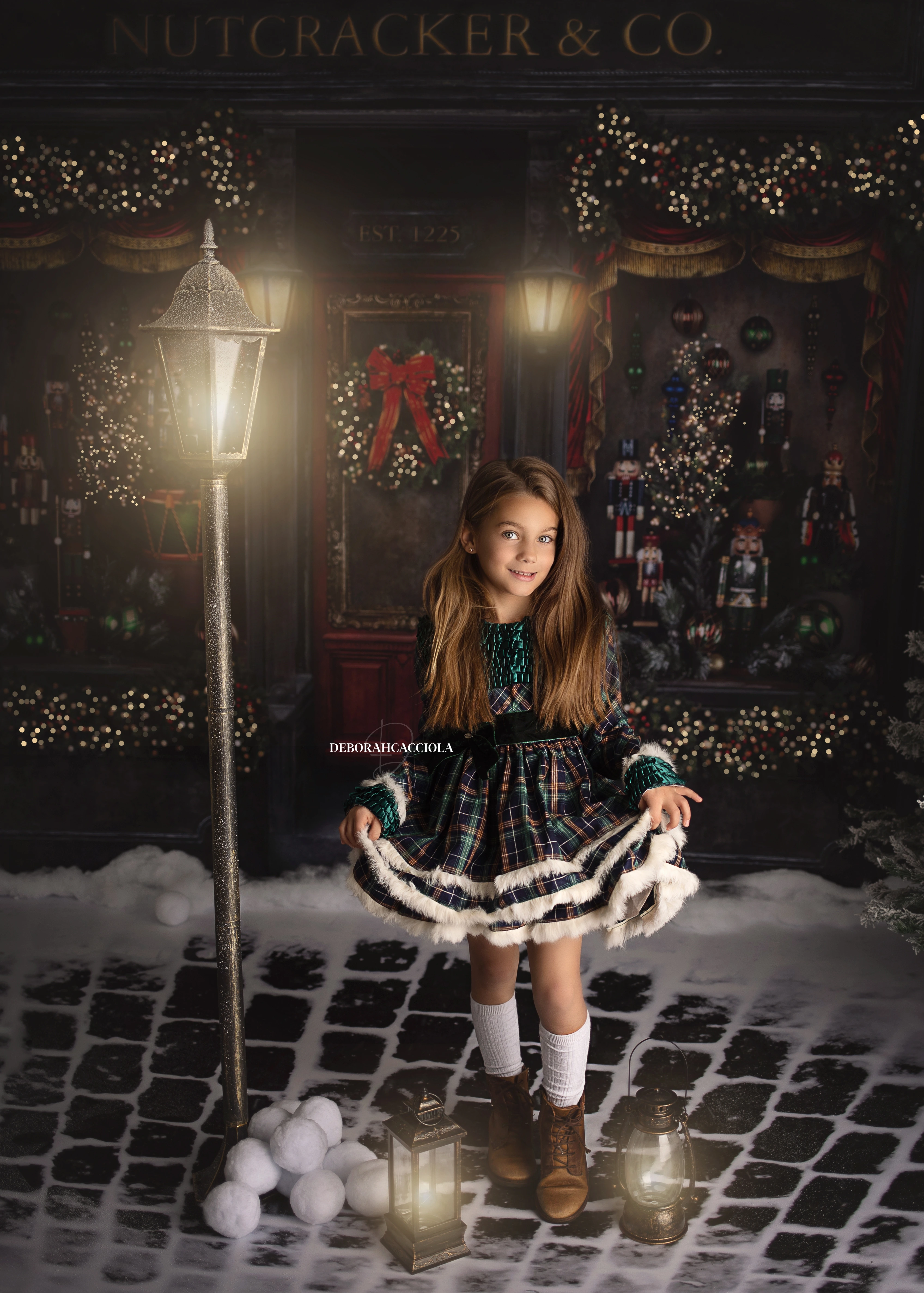 Christmas session in Orléans, France - portrait in a Christmas setting, polished vertical portrait, natural tones